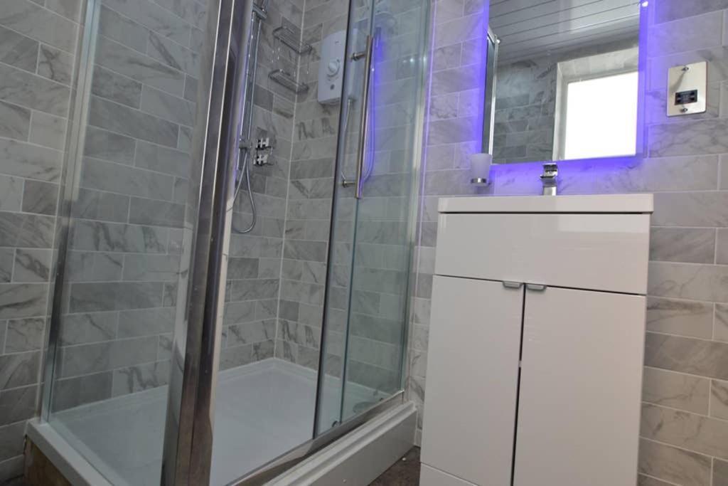 רדינג Morden Central Self Contained Flat By Cozynest מראה חיצוני תמונה