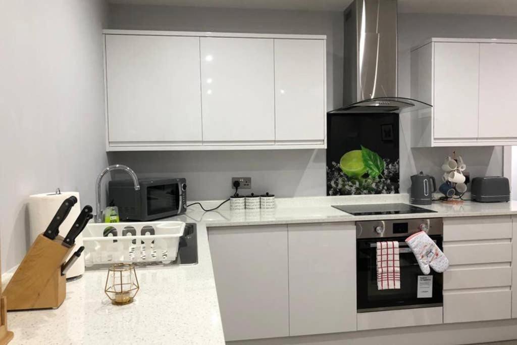 רדינג Morden Central Self Contained Flat By Cozynest מראה חיצוני תמונה