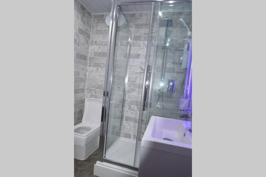 רדינג Morden Central Self Contained Flat By Cozynest מראה חיצוני תמונה